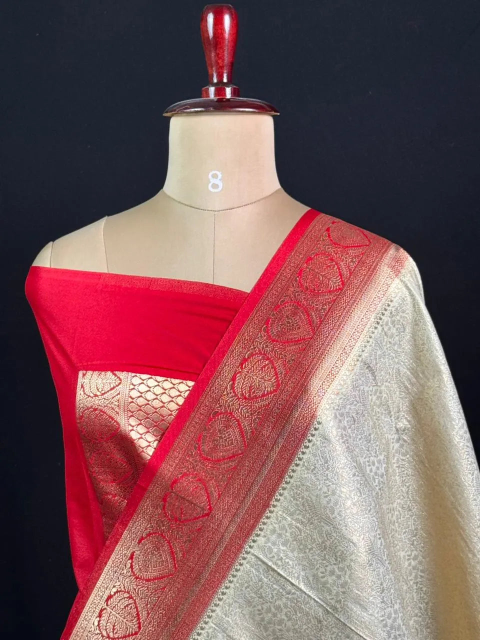 Elegant Carron Silk Saree – Timeless Grace & Luxury