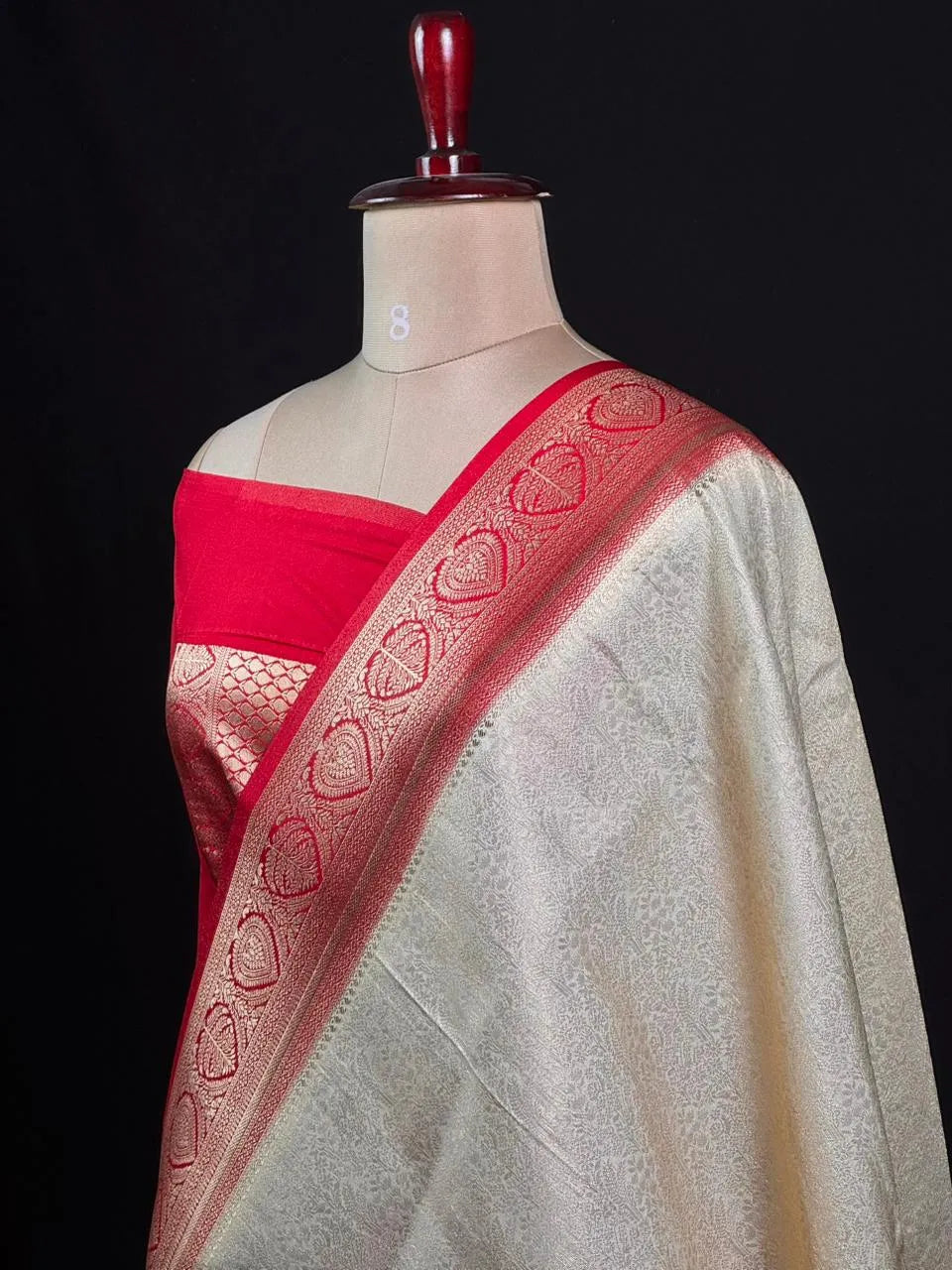 Elegant Carron Silk Saree – Timeless Grace & Luxury