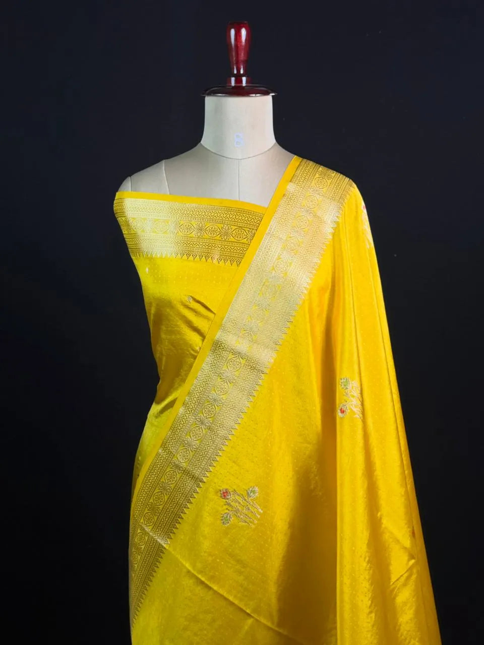  Seni Elegant Raw Silk Saree