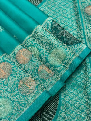 Silk Aura Elegance-Kanchi Temple