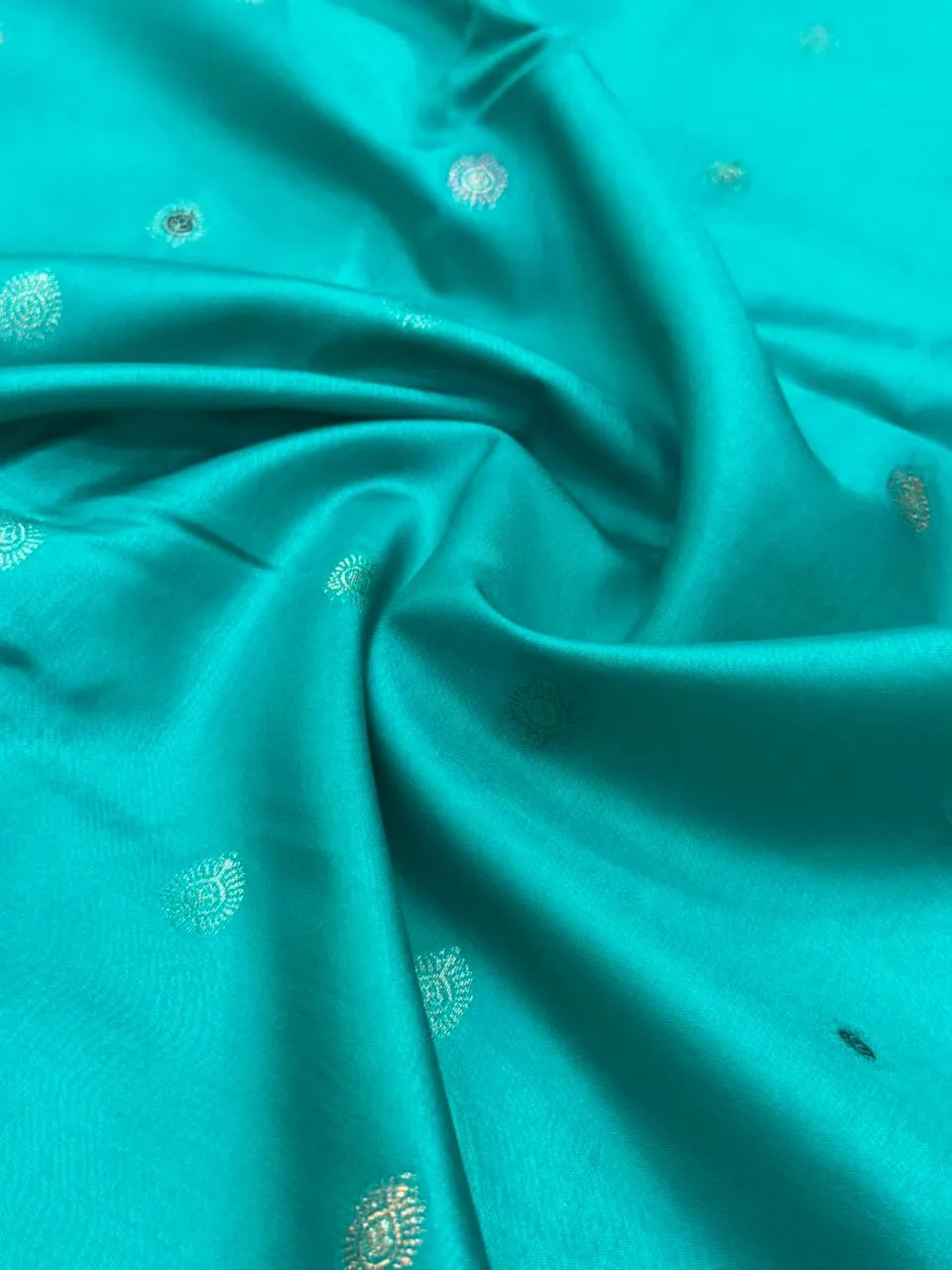 Silk Aura Elegance-Kanchi Temple