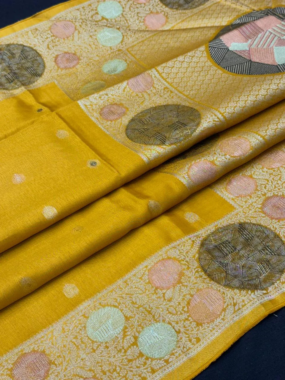 Silk Aura Elegance-Kanchi Temple