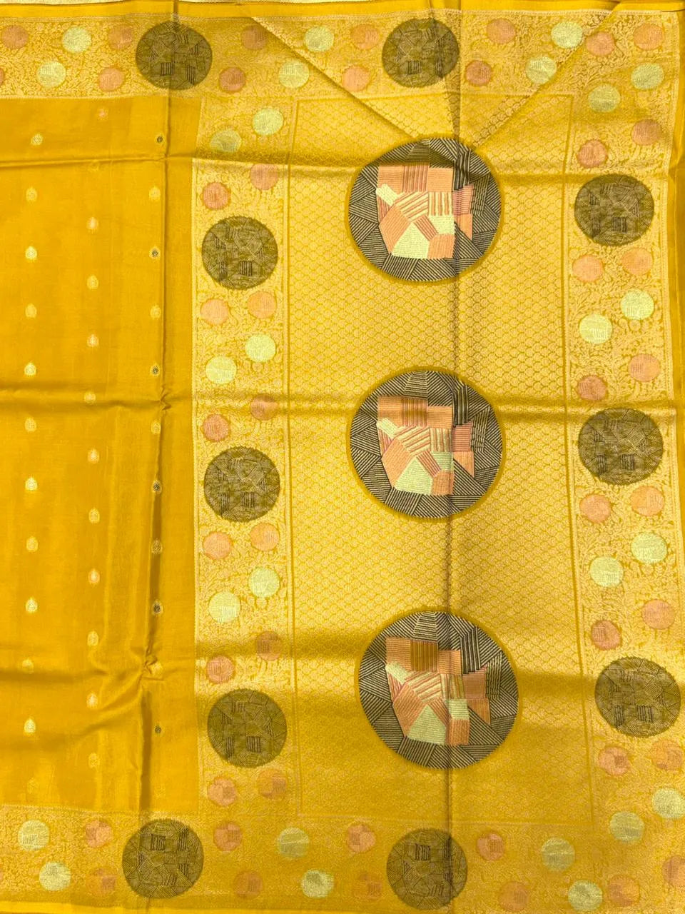 Silk Aura Elegance-Kanchi Temple