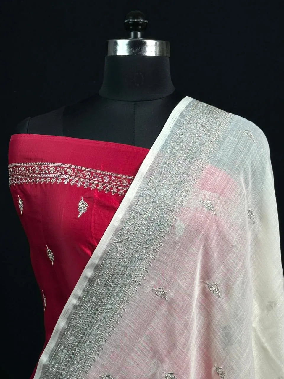 Timeless Linen Silk Saree – Perfect for Festive & Ethnic Wear 