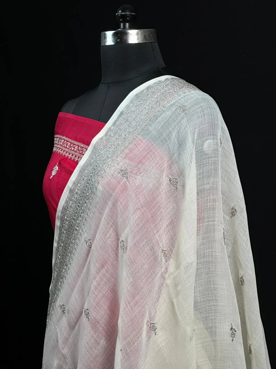 Timeless Linen Silk Saree – Perfect for Festive & Ethnic Wear 