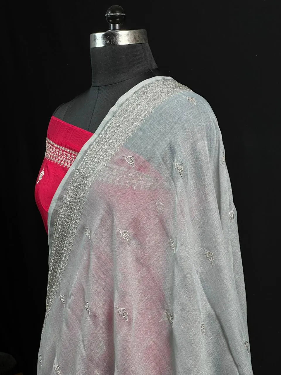 Timeless Linen Silk Saree – Perfect for Festive & Ethnic Wear 