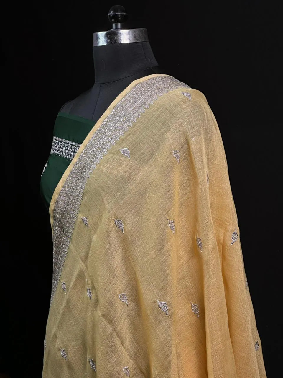 Timeless Linen Silk Saree – Perfect for Festive & Ethnic Wear 