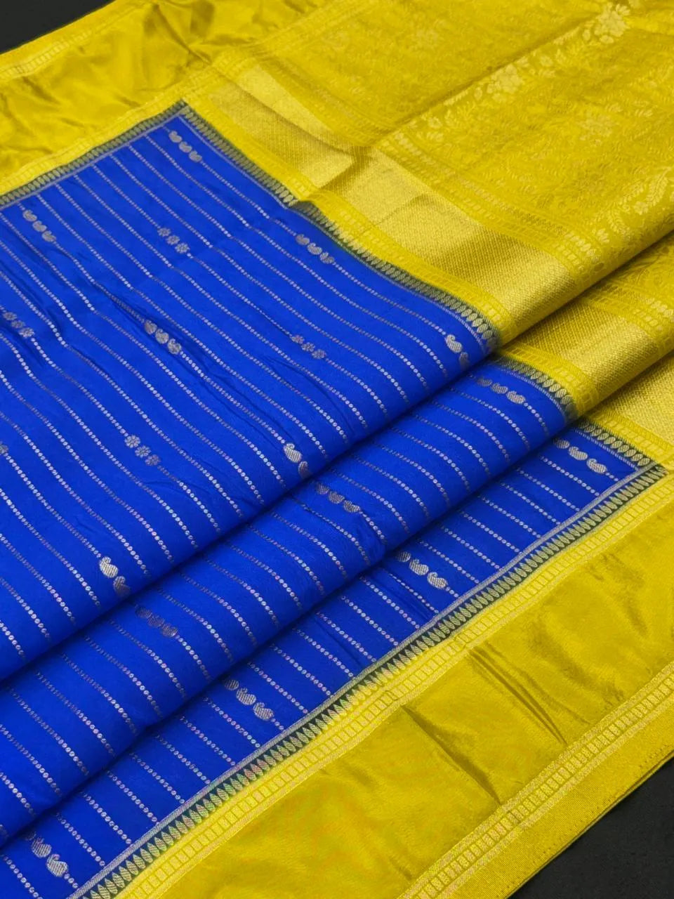 Stunning chex woven pattern