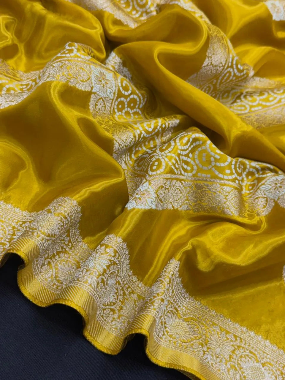 Traditional Mashru Silk Saree with Modern Appeal (Zyra Print) 